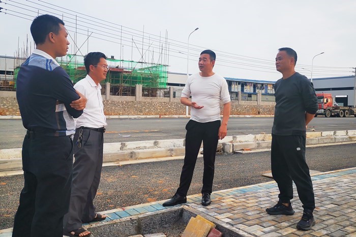 谢春俊到鹿寨县调查项目用地督战78m威九国际公司筹备工作