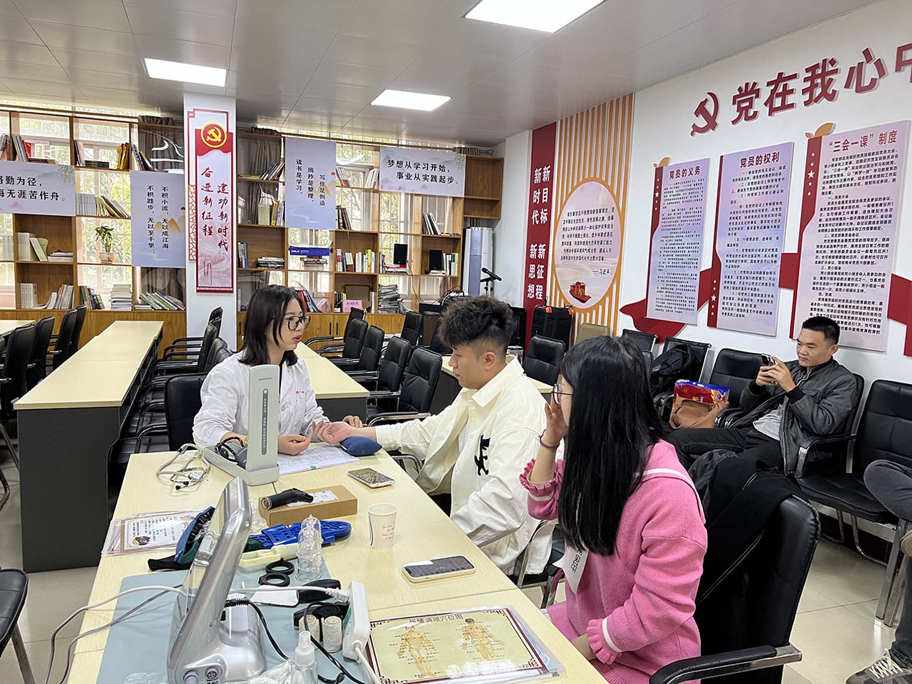 健全义诊 科学养生 —参加“慢性病课题调延妆健全征询理疗义诊活动